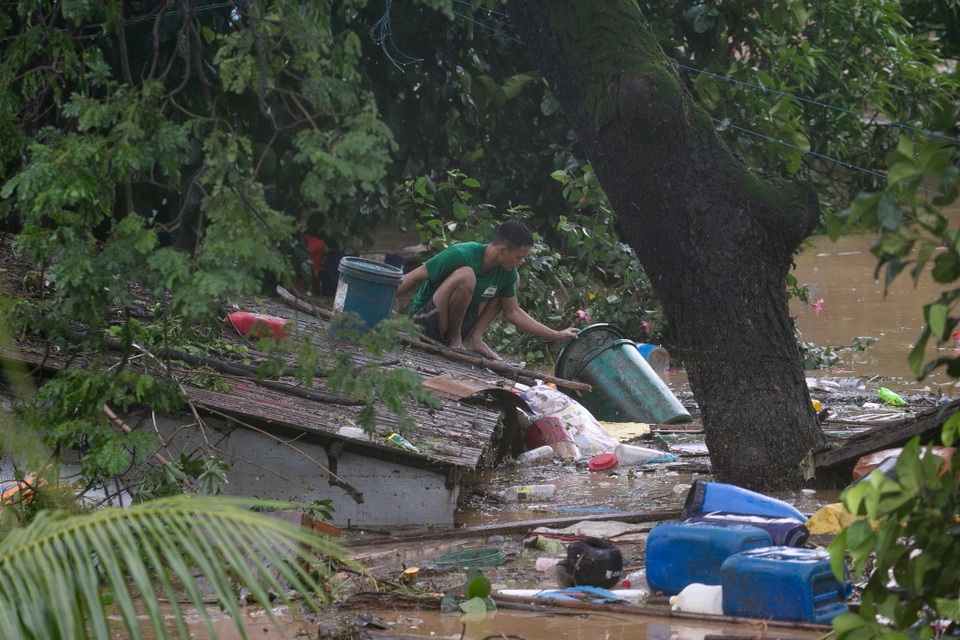 Bão Vamco càn quét Phillippines, Manila tê liệt trong “biển” nước - 10 Bão Vamco càn quét Phillippines, Manila tê liệt trong “biển” nước - 10