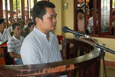 Côn đồ vác dao chém CSGT lĩnh án