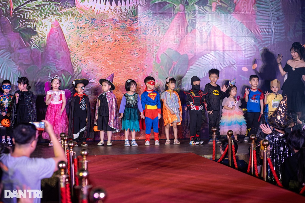 Học sinh biến hóa trong đêm hội Halloween giải cứu nhân vật bị mắc kẹt - 2 Học sinh biến hóa trong đêm hội Halloween giải cứu nhân vật bị mắc kẹt - 2