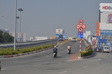 TPHCM: Cho phép xe gắn máy lưu thông trên cầu vượt ngã tư Hàng Xanh