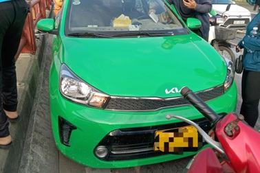 Tài xế taxi bỏ xe trên cầu Thanh Trì, nhảy xuống sông Hồng