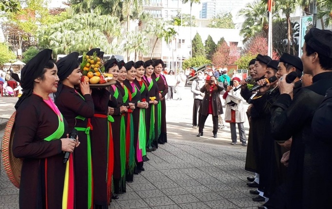 Trình diễn quan họ (hát canh, hát hội) của các liền anh, liền chị.