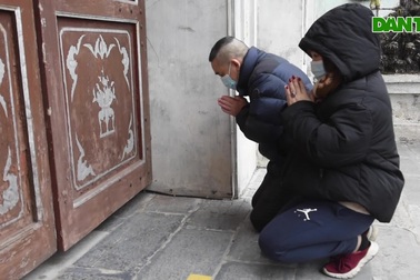 Người Hà Nội chen chân vái vọng từ xa, nhét tiền cầu may qua khe cửa