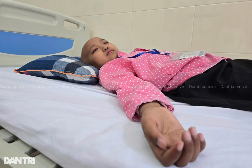Bé gái 10 tuổi vùng cao bật khóc: Xin giữ đôi chân cho con! - 2 Bé gái 10 tuổi vùng cao bật khóc: Xin giữ đôi chân cho con! - 2
