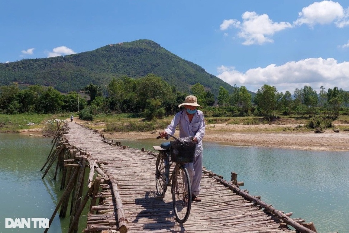 Nín thở lưu thông trên cây cầu tạm bắc qua sông Hà Thanh - 1 Nín thở lưu thông trên cây cầu tạm bắc qua sông Hà Thanh - 1