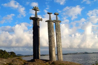 Ý nghĩa ba thanh kiếm "khủng" dựng ở ngoại ô Stavanger, Na Uy