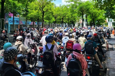 "Kiếp nạn" mang tên bãi gửi xe, sinh viên phải đi học sớm trước cả tiếng