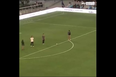 Cổ động viên gây kinh ngạc khi thực hiện cú đá hoàn hảo đến khó tin