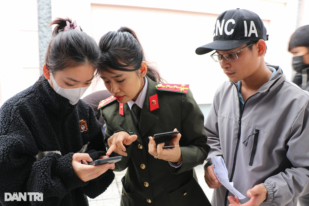 Công an cử thêm lực lượng hỗ trợ người dân gặp khó khi làm hộ chiếu online - 4 Công an cử thêm lực lượng hỗ trợ người dân gặp khó khi làm hộ chiếu online - 4
