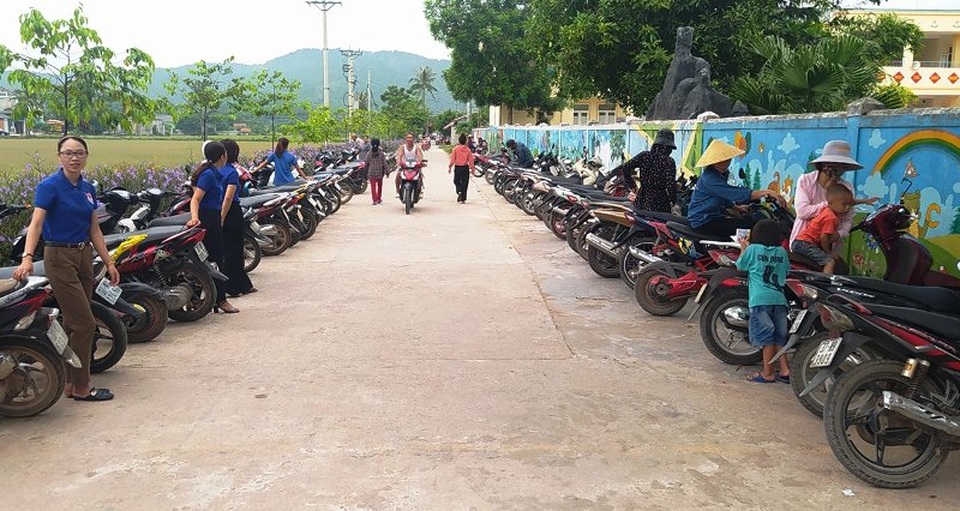 Lan tỏa nép đẹp về ý thức an toàn giao thông ở các cổng trường - 4 Lan tỏa nép đẹp về ý thức an toàn giao thông ở các cổng trường - 4