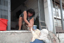 Người dân leo thang 4m để vào nhà ở công trình Vành đai 3 TPHCM