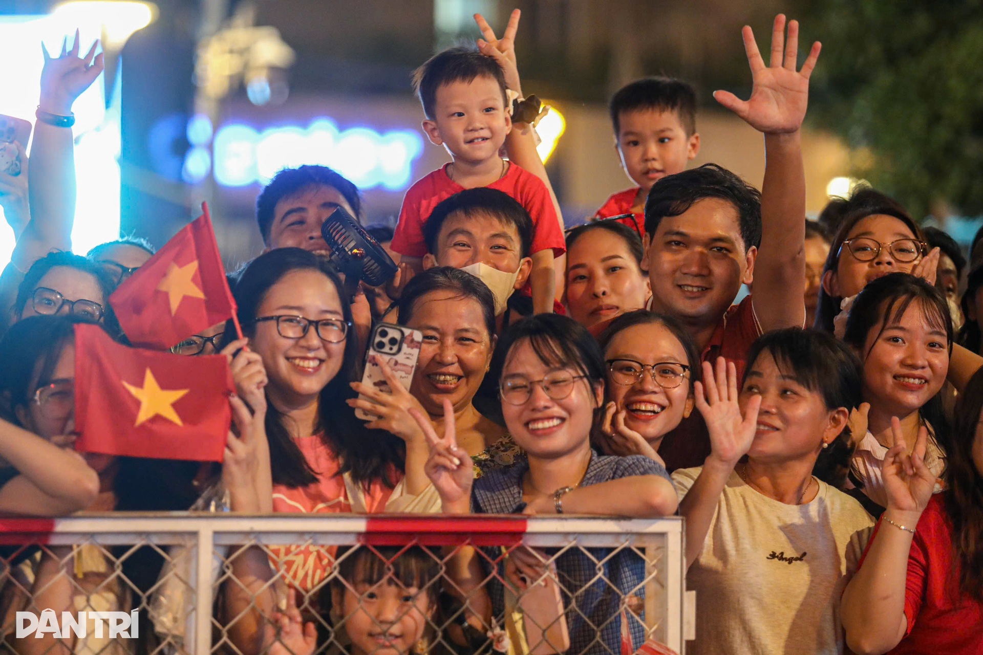 Hàng ngàn người dân háo hức xem hợp luyện diễu binh ở TPHCM - 16 Hàng ngàn người dân háo hức xem hợp luyện diễu binh ở TPHCM - 16