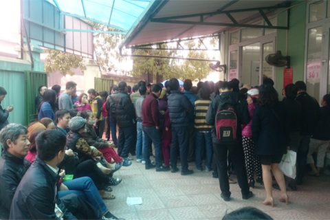 Hà Nội: Xếp hàng từ tờ mờ sáng để mua vắc xin “5 trong 1”