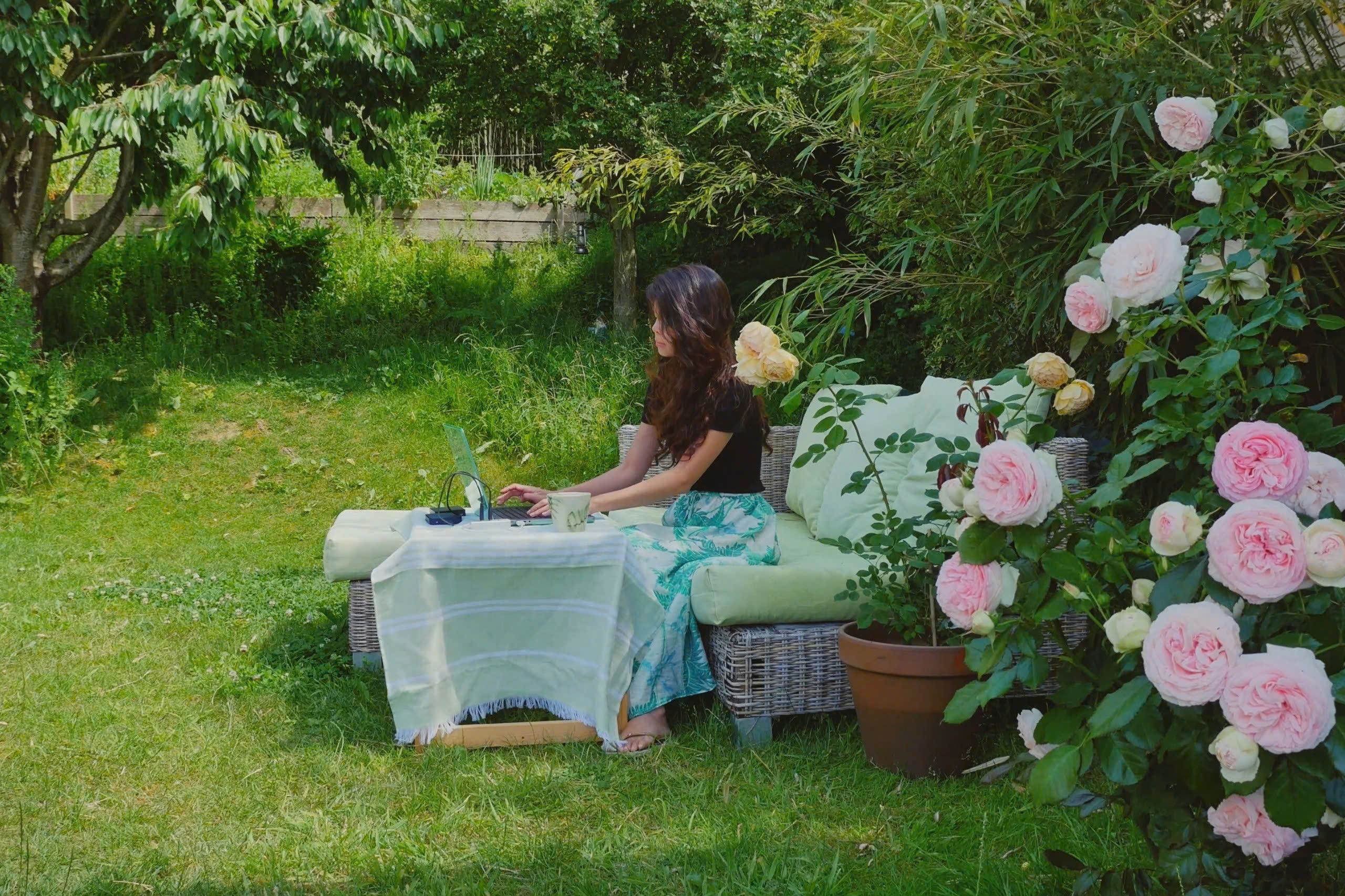 View - Vợ Việt chồng Thụy Sĩ bỏ phố về quê, sống ở nhà vườn 700m2 đẹp như cổ tích | Báo Dân trí