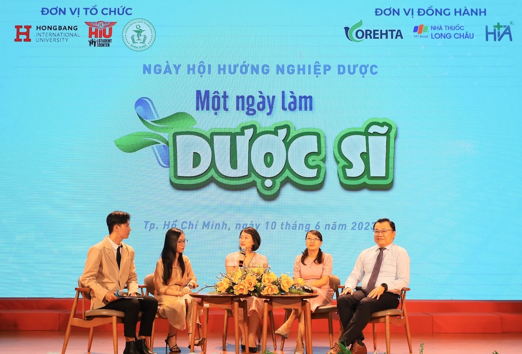 Học sinh, sinh viên trải nghiệm một ngày làm dược sĩ - 2 Học sinh, sinh viên trải nghiệm một ngày làm dược sĩ - 2
