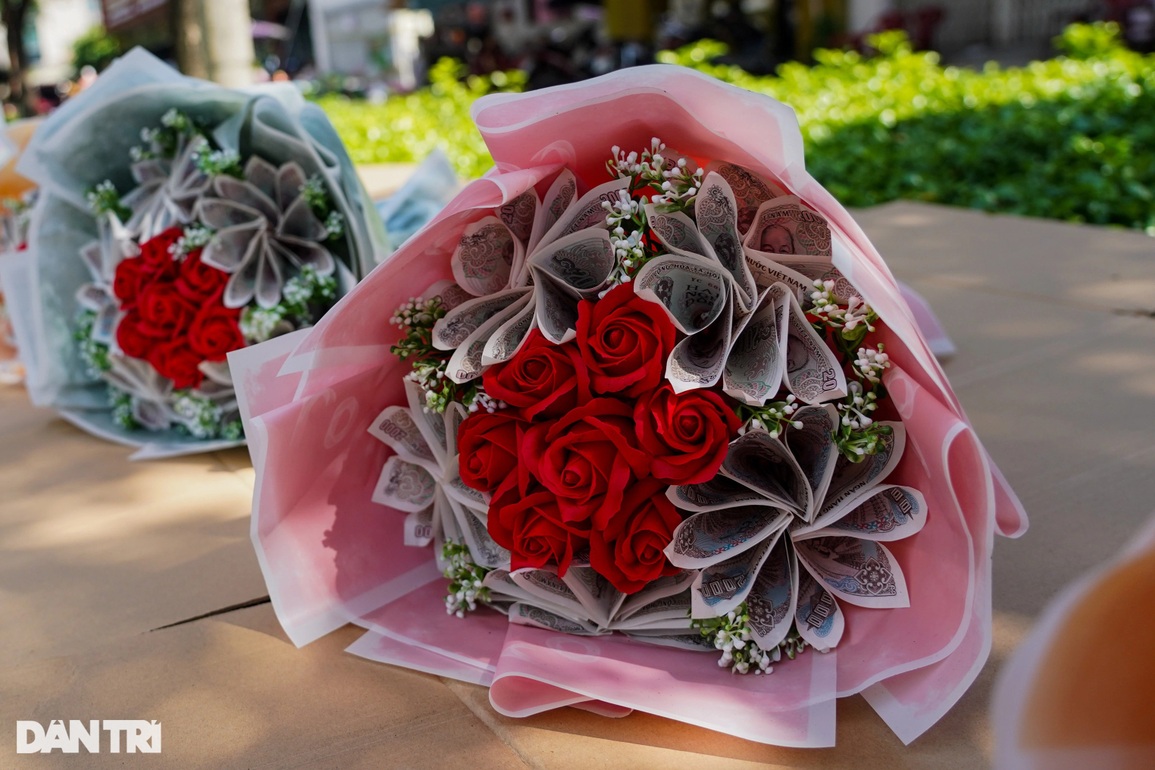 Rực rỡ sắc màu Valentine trên con đường tình yêu ở TPHCM - 1