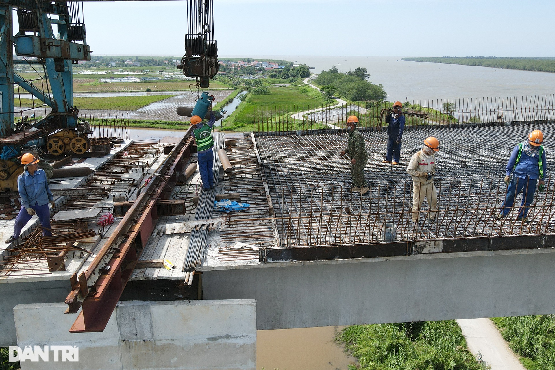 Hợp long 2 nhịp chính giữa cầu Văn Úc hơn 800 tỷ đồng gần biển Đồ Sơn - 7 Hợp long 2 nhịp chính giữa cầu Văn Úc hơn 800 tỷ đồng gần biển Đồ Sơn - 7