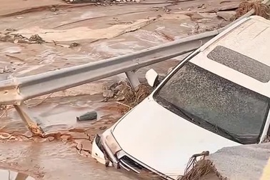 Du khách ngồi xuồng di chuyển trên đường phố Dubai giữa trận lụt lịch sử