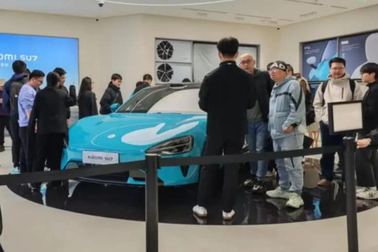 Khách xếp hàng tới 3 giờ sáng lái thử Xiaomi SU7, xe 2024 đã được mua hết