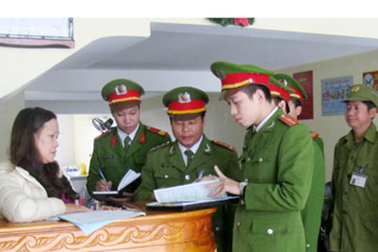 Điều tra vụ 2 thanh niên dí súng vào mặt nhân viên nhà nghỉ đe dọa