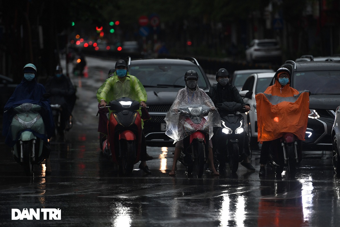 Bầu trời Hà Nội tối sầm sau mưa, xe cộ bật đèn pha lưu thông giữa ban ngày - 7 Bầu trời Hà Nội tối sầm sau mưa, xe cộ bật đèn pha lưu thông giữa ban ngày - 7