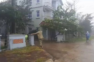 Gió bão lớn như muốn thổi bay người ở Hà Tĩnh