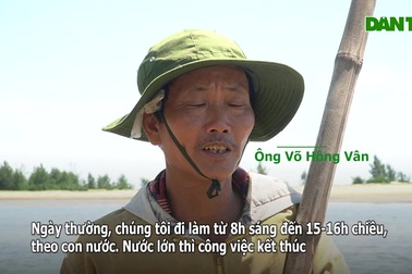 Ngâm nước, đội nắng nóng đi giật lùi mưu sinh