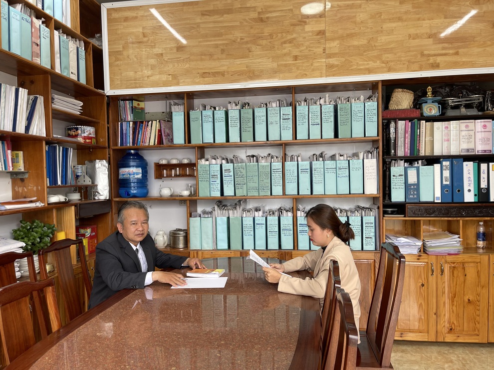 Thầy giáo bị sa thải... thắng kiện sau 15 năm - 2 Thầy giáo bị sa thải... thắng kiện sau 15 năm - 2