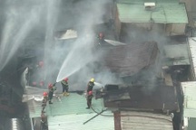 Cứu người phụ nữ kẹt trong đám cháy ở trung tâm TPHCM chiều 29 Tết