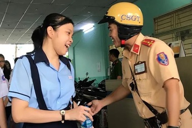 Giám thị rời điểm thi, sang trường khác an ủi học trò không được thi vì ngủ quên