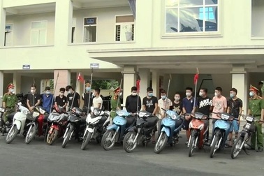Bắt nhóm thanh niên đi xe máy, cầm dao chọc ghẹo người đi đường