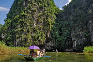 Khách Tây bức xúc vì lái đò Tam Cốc chặn đường đòi tiền “típ”