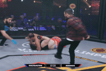 Nam nhạc sĩ hạ gục nữ blogger trên võ đài, bạn thân lao vào giải cứu