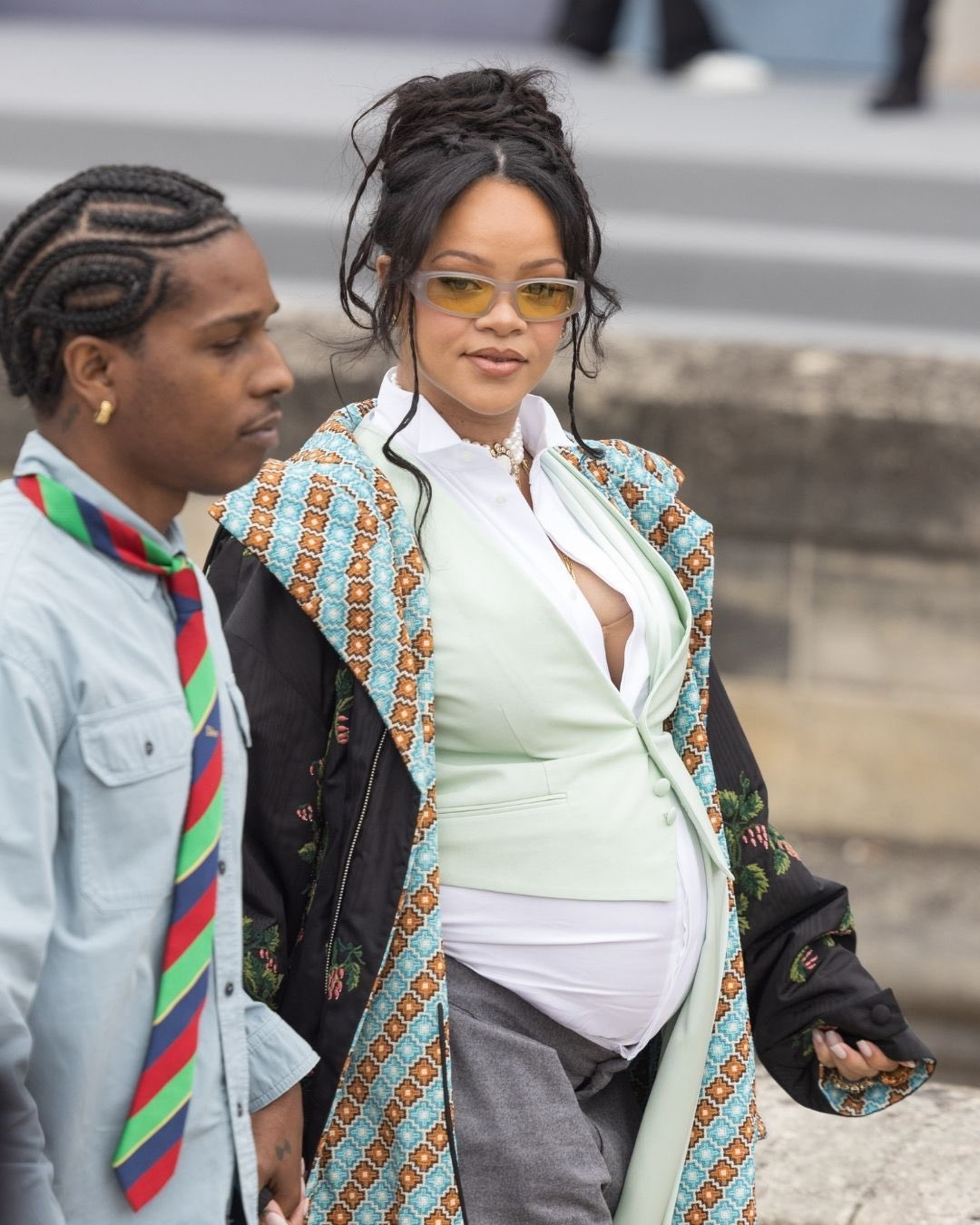 Rihanna khoe bụng bầu gợi cảm, Mingyu diện cây trắng nổi bật tại show Dior - 3 Rihanna khoe bụng bầu gợi cảm, Mingyu diện cây trắng nổi bật tại show Dior - 3