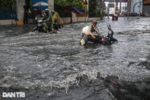 Người dân TPHCM ngã nhào trên đường ngập do mưa lớn