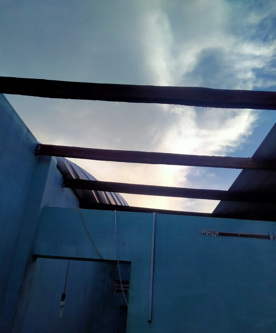 Trận mưa đầu mùa kèm lốc xoáy kéo sập cả trăm căn nhà - 4 Trận mưa đầu mùa kèm lốc xoáy kéo sập cả trăm căn nhà - 4
