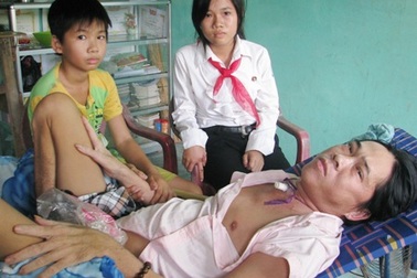 Bố nằm liệt giường, hai con phải nghỉ học phụ mẹ mưu sinh