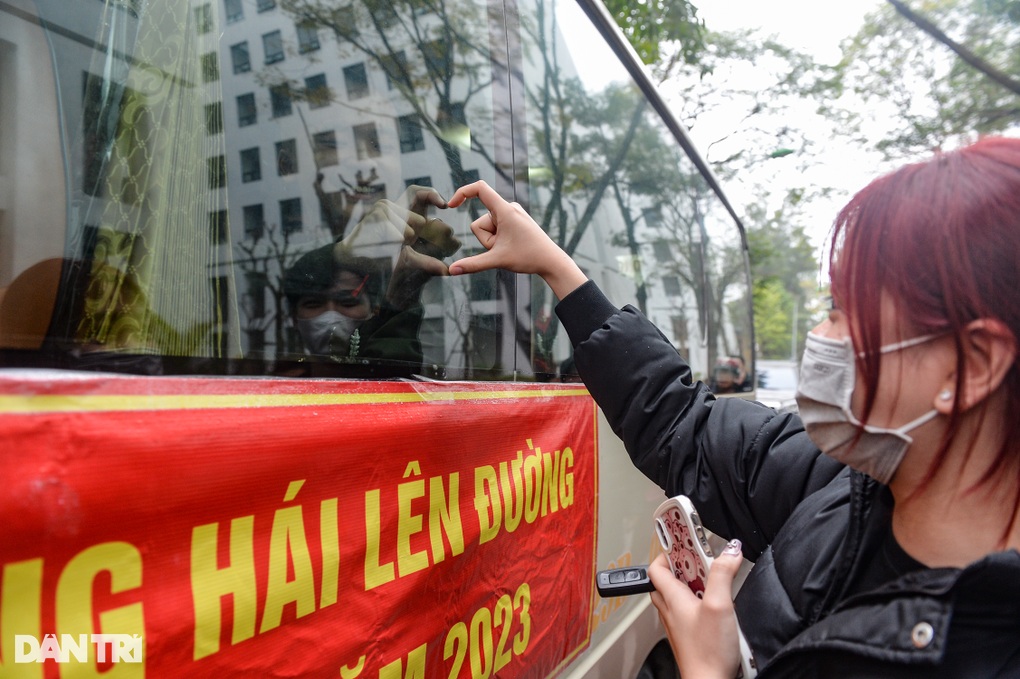 Xúc động cảnh bố dặn dò con, vợ chia tay chồng lên đường nhập ngũ - 6 Xúc động cảnh bố dặn dò con, vợ chia tay chồng lên đường nhập ngũ - 6