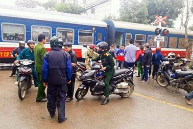 Tàu Bắc - Nam tông xe tải mất phanh, đầu tàu cùng xe tải bẹp dúm