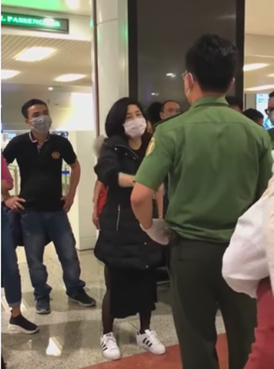 Người Việt từ nước ngoài hồi hương tránh dịch gây “náo loạn” sân bay - 1 Người Việt từ nước ngoài hồi hương tránh dịch gây “náo loạn” sân bay - 1