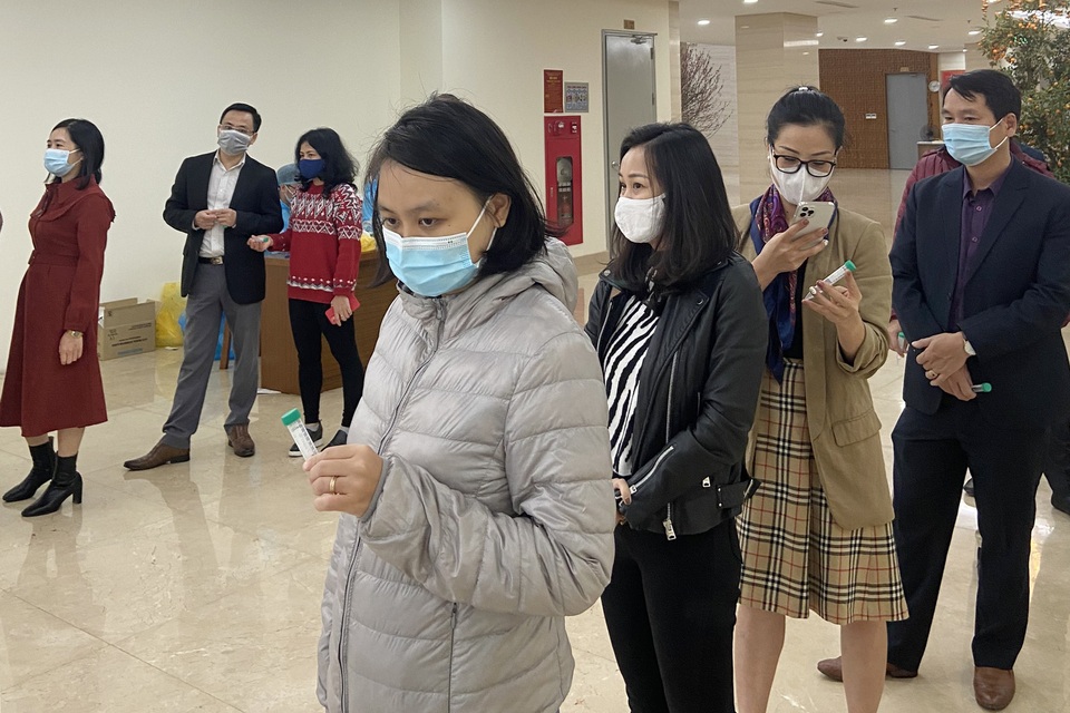 Dân văn phòng phải lấy xét nghiệm Covid-19 ngày đầu tiên đi làm của năm mới - 11 Dân văn phòng phải lấy xét nghiệm Covid-19 ngày đầu tiên đi làm của năm mới - 11