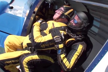 Cụ ông 101 lập kỷ lục người chơi nhảy dù mạo hiểm nhiều tuổi nhất thế giới