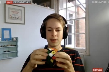 Thanh niên giải khối Rubik trong 8 giây trên sóng truyền hình trực tiếp