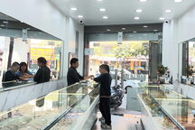 Nghề bán vàng bạc và triết lý "thánh nhân đãi kẻ khù khờ"