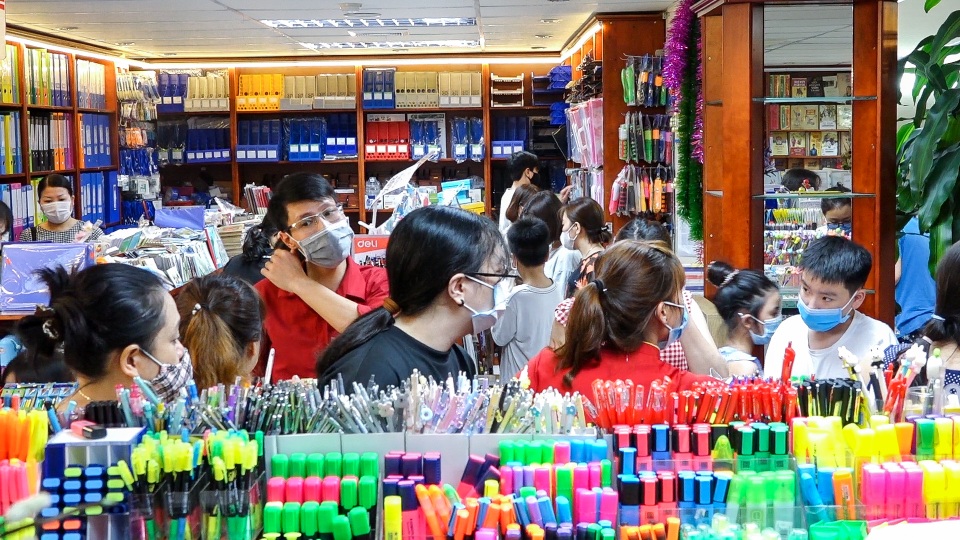 Chen chân, xếp hàng chờ đợi ở nhà sách trước ngày bắt đầu năm học mới - 2 Chen chân, xếp hàng chờ đợi ở nhà sách trước ngày bắt đầu năm học mới - 2