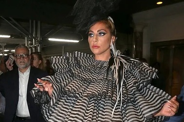 Lady Gaga tái xuất với phong cách thời trang "quái chiêu"