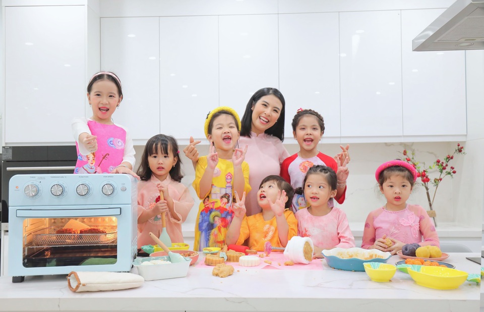 Hoa hậu Ngọc Hân hướng dẫn làm bánh Trung thu bất bại mà đơn giản vô cùng - 8 Hoa hậu Ngọc Hân hướng dẫn làm bánh Trung thu bất bại mà đơn giản vô cùng - 8