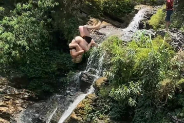 Tranh cãi khách Tây ôm nhau nhảy lộn nhào 3 vòng từ thác nước ở Hà Giang