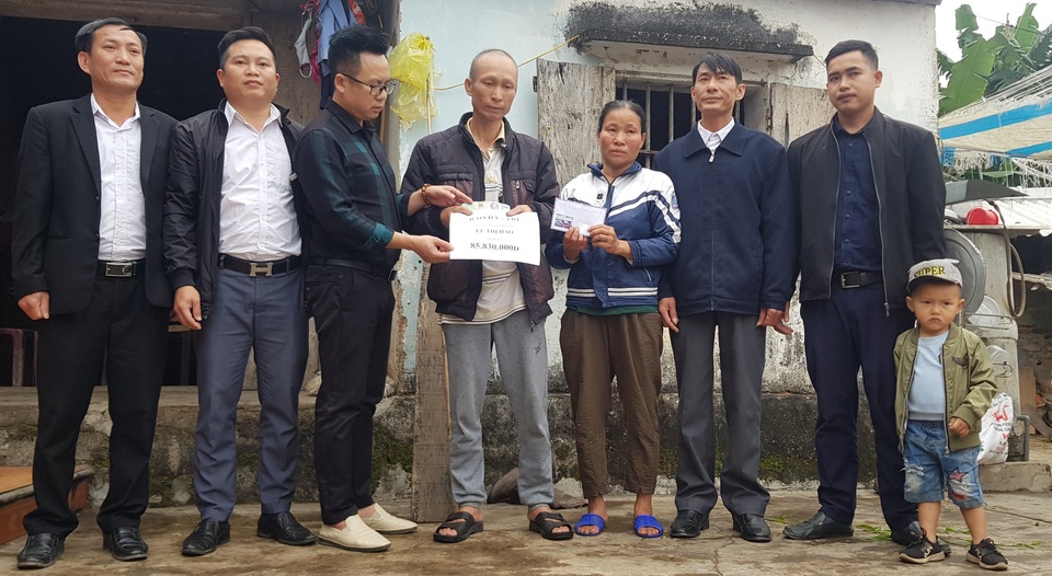 Bạn đọc giúp đỡ 85 triệu đồng tới người phụ nữ bị “trời đày” - 1 Bạn đọc giúp đỡ 85 triệu đồng tới người phụ nữ bị “trời đày” - 1