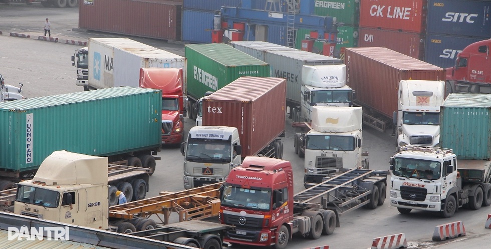 hosting/e30bff13be/2016/12/16/cangcatlai-1481853738253.jpg Cảng Cát Lái có lượng phương tiện ra vào rất lớn hàng ngày (Ảnh: D.T).